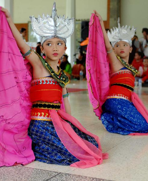 Pupils with folk dress perform traditional dance in Jakarta, capital of Indonesia, April 11, 2010. 