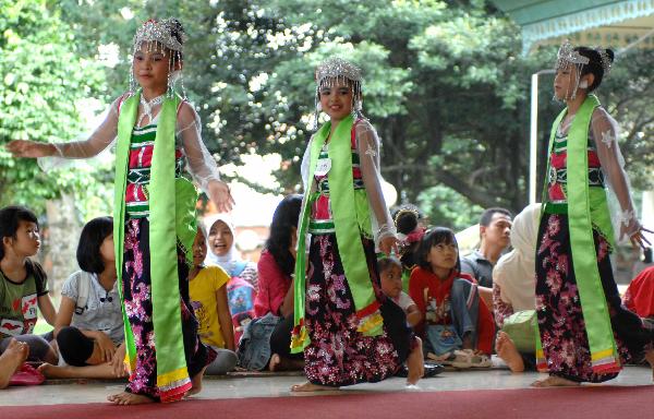 Pupils with folk dress perform traditional dance in Jakarta, capital of Indonesia, April 11, 2010.