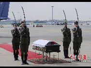 The casket bearing the remains of President Lech Kaczynski arrives at the airport in Warsaw, Poland, on Sunday, April 11, 2010. Kaczynski and dozens of top Polish political and military leaders died in a plane crash in western Russia on Saturday. [Chinanews.com.cn]