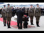 The casket bearing the remains of President Lech Kaczynski is met by his daughter, Marta Kaczynski, and twin brother, former Prime Minister Jaroslaw Kaczynski, at the airport in Warsaw, Poland, on Sunday, April 11, 2010. [Xinhua]