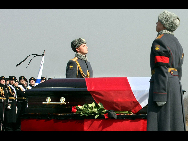 Polish servicemen carry a coffin with Polish President Lech Kaczynski during a farewell ceremony at the Smolensk airport April 11, 2010. [Xinhua]
