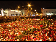People mourn for the late Polish President Lech Kaczynski in Warsaw, capital of Poland, April 10, 2010. [Xinhua]