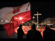 People mourn for the late Polish President Lech Kaczynski in Warsaw, capital of Poland, April 10, 2010. [Xinhua]