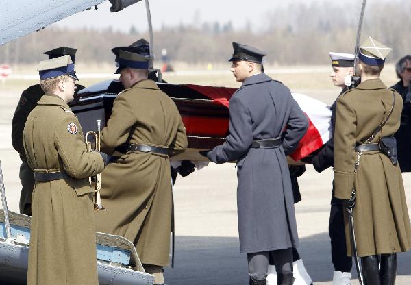 Polish servicemen carry a coffin with Polish President Lech Kaczynski during a farewell ceremony at the Smolensk airport April 11, 2010. Poles were in deep mourning on Sunday after President Lech Kaczynski and many of the country&apos;s ruling elite were killed in a plane crash. [Xinhua]