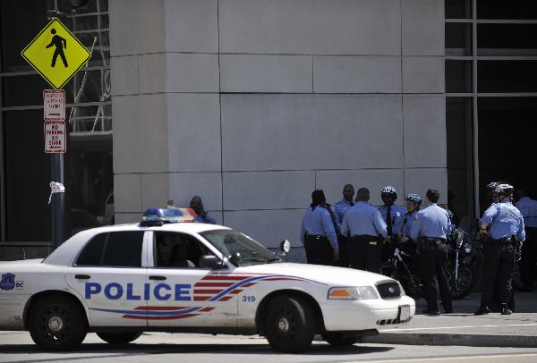 Police gather outside the Washington Convention Center in Washington D.C., capital of the United States, April 11, 2010. Washington beefed up its security for the upcoming Nuclear Security Summit due on April 12 and 13. [Zhang Jun/Xinhua]