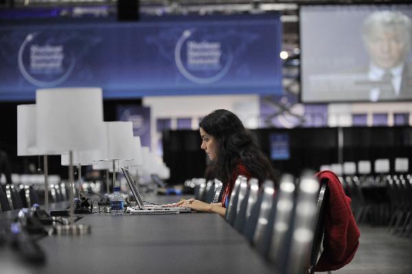 A journalist works in the media center of the Washington Convention Center in Washington D.C., capital of the United States, April 11, 2010. The Nuclear Security Summit will be held at the Washington Convention Center on April 12 and 13.[Zhang Jun/Xinhua]
