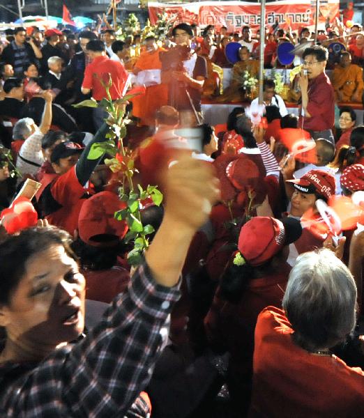 'Red-shirts' protesters gather on the street in Bangkok, capital of Thailand, April 11, 2010. The death toll of the Saturday clashes between the anti-government 'red-shirts' and security personnel in Bangkok has risen to 21. [Huang Xiaoyong/Xinhua] 