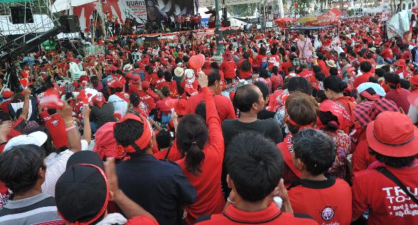 'Red-shirts' protesters gather on the street in Bangkok, capital of Thailand, April 11, 2010. The death toll of the Saturday clashes between the anti-government 'red-shirts' and security personnel in Bangkok has risen to 21.[Huang Xiaoyong/Xinhua]