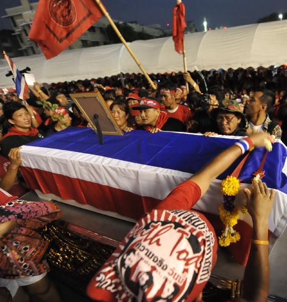 Red-shirts' protesters mourn for the victims in Bangkok, capital of Thailand, April 11, 2010. The death toll of the Saturday clashes between the anti-government 'red-shirts' and security personnel in Bangkok has risen to 21.[Huang Xiaoyong/Xinhua]
