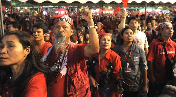 'Red-shirts' protesters gather on the street in Bangkok, capital of Thailand, April 11, 2010. The death toll of the Saturday clashes between the anti-government 'red-shirts' and security personnel in Bangkok has risen to 21.[Huang Xiaoyong/Xinhua]