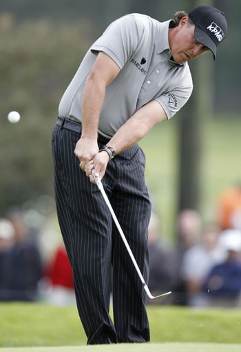 Phil Mickelson of the U.S. chips onto the second green during the first round of the Northern Trust Open PGA golf tournament at Riviera Country Club in Pacific Palisades, Los Angeles February 4, 2010. (Xinhua/Reuters File Photo) 