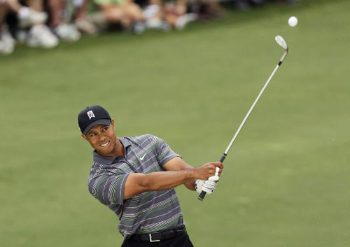 Tiger Woods of the U.S. chips to the second green during first round play in the 2010 Masters golf tournament at the Augusta National Golf Club in Augusta, Georgia, April 8, 2010. (Xinhua/Reuters Photo) 