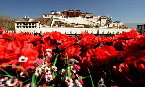 The picture taken on April 9, 2010 shows flowers in full bloom on the Potala Palace Square in Lhasa, capital of southwest China's Tibet Autonomous Region. Tibet is ready to meet its tourism boom. It is expected that as many as 6 million tourists will come to visit Tibet this year. [Xinhua/Chogo] 