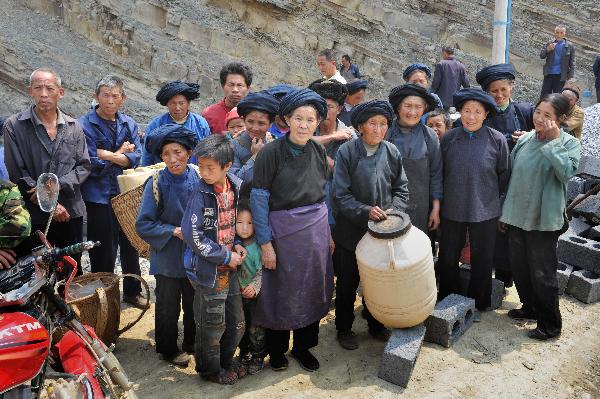 Villagers wait to get drinking water at Jiaolong Village in Wangmo County, southwest China&apos;s Guizhou Province, April 10, 2010. As severe drought has ravaged China&apos;s southwest region since last October, leading to serious drinking water shortage of local human beings and livestocks, the local police managed to build kilomeres long water pipe to help solve the problem.[Xinhua]