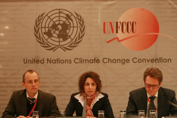 Alicia Montalvo (C), the chief of Spanish delegation of UN climate talks, speaks during a press conference on the sidelines of the UN climate talks in Bonn, Germany, on April 11, 2010. The first round of UN climate talks after the Copenhagen conference ended here early Monday morning, with negotiators agreeing to hold two more sessions in 2010. [Xinhua]