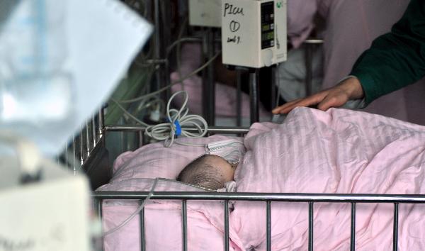 A baby lies in an ICU room in Chenzhou Children&apos;s Hospital affiliated to Chenzhou First People&apos;s Hospital in Chenzhou, central China&apos;s Hunan Province, April 11, 2010.