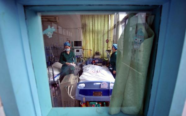  Nurses work at an ICU room in Chenzhou Children&apos;s Hospital affiliated to Chenzhou First People&apos;s Hospital in Chenzhou, central China&apos;s Hunan Province, April 11, 2010. 