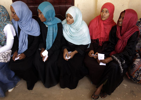 Several Sudanese women wait for casting their votes outside a polling station in Hosh Bannaga April 12, 2010. [Xinhua]