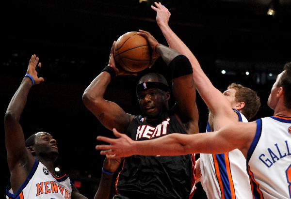 Jermaine O'Neal (2nd L) of Miami Heat grabs a rebound during their NBA basketball game against New York Knicks at Madison Square Garden in New York April 11, 2010. Heats won 111-98. (Xinhua/Shen Hong)