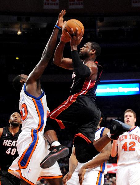 Dwyane Wade (Top R) of Miami Heat shoots the ball during their NBA basketball game against New York Knicks at Madison Square Garden in New York April 11, 2010. Heats won 111-98. (Xinhua/Shen Hong)(