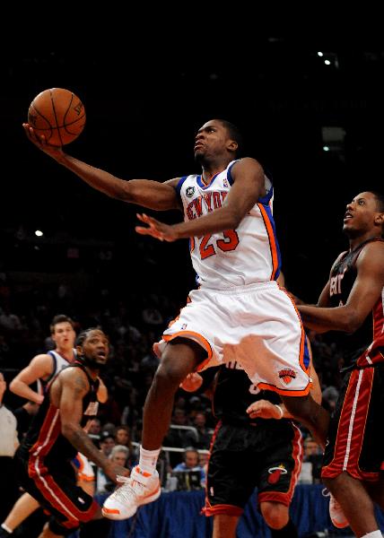 Tony Douglas (Top) of New York Knicks goes up for a shoot during their NBA basketball game against Miami Heat at Madison Square Garden in New York April 11, 2010. Heats won 111-98. (Xinhua/Shen Hong) 