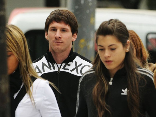 Lionel Messi(L) and his girlfriend (Photo Source: bbs.huanqiu.com)