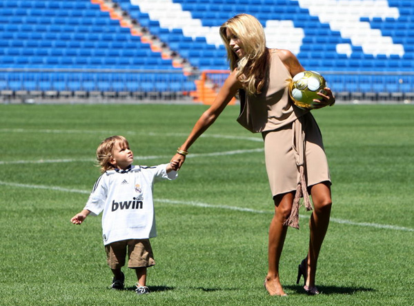 Rafael Ferdinand van der Vaart's wife Sylvie Meis and their son (Photo Source: bbs.huanqiu.com)