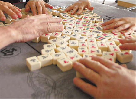 Mahjong playing course for expats is newly opened in town. [China Daily]