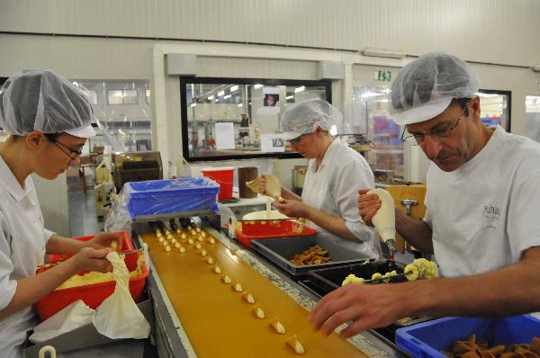 Photo taken on April 6, 2010 shows Neuhaus workers making chocolates. (Xinhua/Wang Xiaojun)