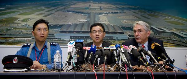 Li Leung ming (L), commander of Airport Fire Contingent, Norman Lo (C), director-general of Civil Aviation, and Tony Tyler, CEO of Cathay Pacific Airways, attend a news conference at the Hong Kong International Airport in Hong Kong, south China, on April 13, 2010. Seven passengers were injured on a Cathay Pacific plane from Indonesia at the Hong Kong International Airport Tuesday afternoon, when the tyre broke during an emergency landing, according to local authorities. (Xinhua/Chen Duo)