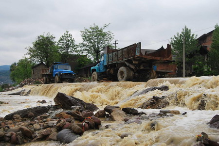 Water floods a truck parking lot following heavy rains in Huangping county, Guizhou province, on April 13.[Photo/Xinhua]