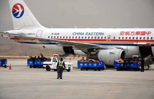 Workers upload relief materials at Xining Airport in Xining, capital of northwest China's Qinghai province, April 14, 2010. [Xinhua] 