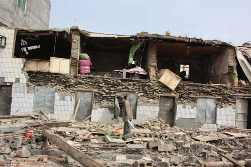 Houses are damaged in Jiegu township of Yushu prefecture, Qinghai province, April 14, 2010.[Xinhua]