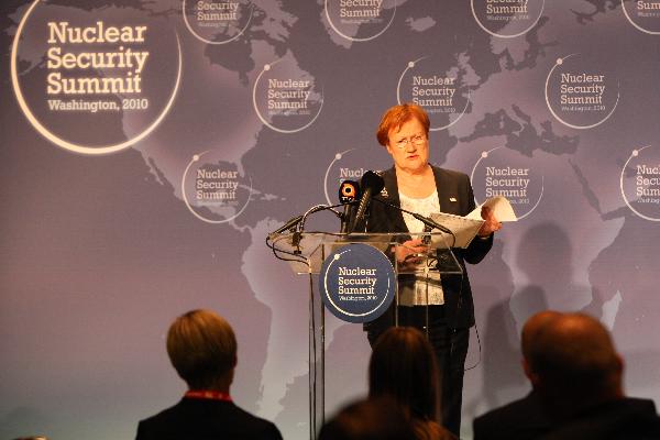 Finland President Tarja Halonen hosts a news briefing in the Washington Convention Center, the venue of the Nuclear Security Summit, in Washington D.C., capital of the United States, April 13, 2010. [Liu Xin/Xinhua]