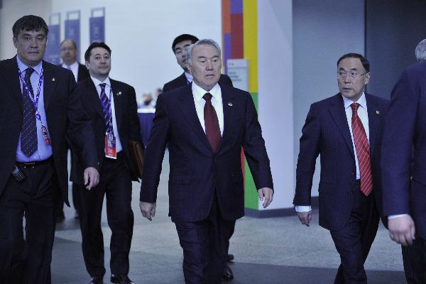 Kazakh President Nursultan Nazarbayev (C) walks in the Washington Convention Center, the venue of the ongoing Nuclear Security Summit, in Washington D.C., capital of the United States, April 13, 2010. [Zhang Jun/Xinhua]