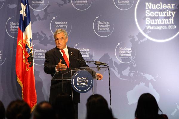 Chilean President Sebastian Pinera hosts a news briefing in the Washington Convention Center, the venue of the Nuclear Security Summit, in Washington D.C., capital of the United States, April 13, 2010. [Liu Xin/Xinhua]