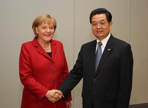 Chinese President Hu Jintao (R) meets with German Chancellor Angela Merkel in Washington April 13, 2010. President Hu Jintao arrived in Washington on Monday to attend the Nuclear Security Summit slated for April 12-13. 