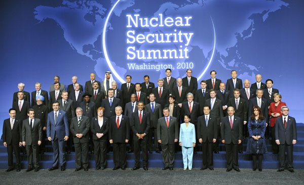 Chinese President Hu Jintao(4th R,front)poses for a group photo with other world leaders during the Nuclear Security Summit at the Washington Convention Center in Washington,April 13,2010 0.[Li Xueren/Xinhua]