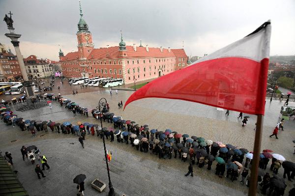 People line up to enter the Presidential Palace to bid farewell to the late Polish President Lech Kaczynski and his wife Maria in Warsaw April 13, 2010. Kaczynski, a combative nationalist known for his distrust of both the European Union and Russia, had been travelling to mark the 70th anniversary of the massacre of more than 20,000 Polish officers by Soviet secret police in the Katyn forest in western Russia when his plane went down on Saturday in thick fog. [Xinhua]