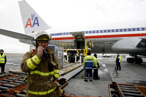 American Airlines Flight 49, right, traveling from Paris to Dallas-Ft. Worth is seen on the tarmac of Keflavik airport, Iceland after an emergency landing, Tuesday, April 13 , 2010. [Xinhua]