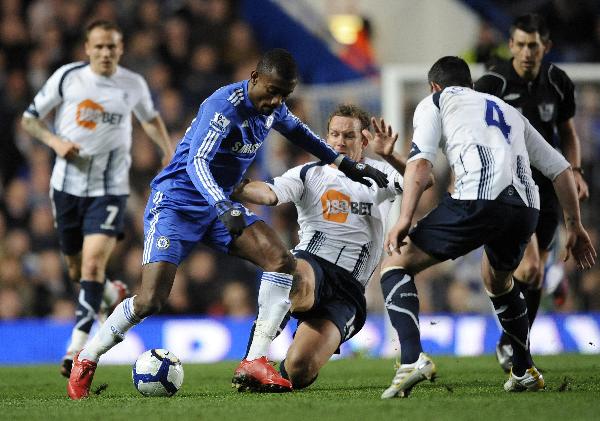 Chelsea's Salomon Kalou (2nd L) challenges Bolton's Kevin Davies (C) for the ball as Bolton's Paul Robinson (R) looks on during their English Premier League soccer match at Stamford Bridge in London April 13, 2010.(Xinhua/Reuters Photo)