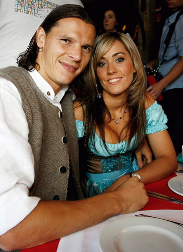 Daniel van Buyten and his wife Celine (Photo Source: bbs.huanqiu.com)