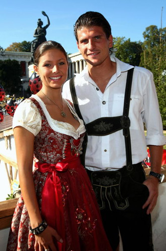 Nuno Gomes and his girlfriend (Photo Source: bbs.huanqiu.com)