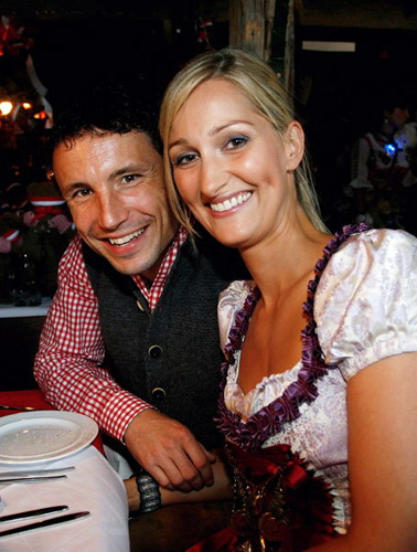 Mark van Bommel and his wife Andrea (Photo Source: bbs.huanqiu.com)