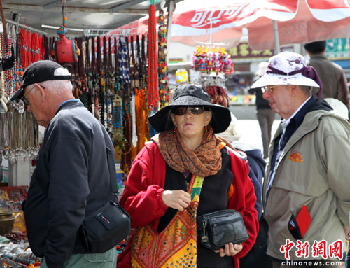 Photo shows foreign tourists shopping in the Barkhor Street, downtown Lhasa. Tibet is ready to meet its tourist boom and is expected to receive six million tourists in 2010.(Photo Source: chinanews.com) 