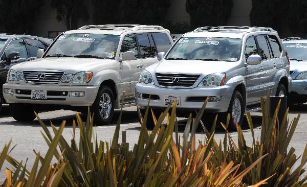 Lexus GX series cars sit in the lot at a Lexus dealer in Los Angeles. Embattled Japanese automaker Toyota announced Tuesday it was temporarily suspending sales of the 2010 Lexus GX 460 after a respected US consumer magazine warned readers not to buy the SUV model. [Xinhua]