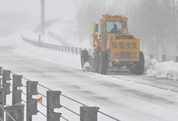 A snow clearer clears snow which covers the high way in Harbin, northeast China&apos;s Heilongjiang Province, April 13, 2010. The capital city of Heilongjiang Province was hit by the biggest snowstorm of the year on Tuesday, with roads and air traffic disrupted and schools closed.[Xinhua]