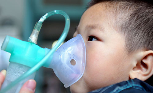   A child receives oxygen at a hospital in Chenzhou, Hunan province, on April 11. Local health and drug inspection authorities have launched a campaign to crack down on the use of industrial oxygen in medical procedures.    