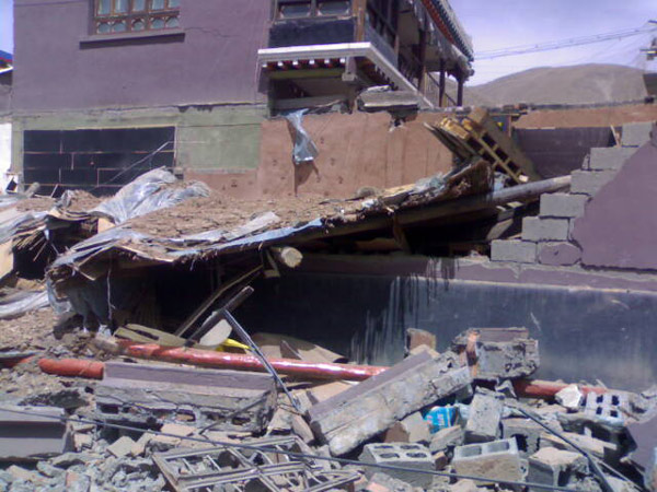 Photo taken by mobile phone on April 14, 2010 shows the destroyed houses after an earthquake in the Tibetan Autonomous Prefecture of Yushu, northwest China's Qinghai Province. 