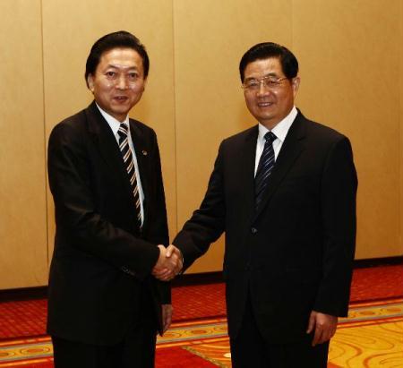 Chinese President Hu Jintao (R) meets with Japanese Prime Minister Yukio Hatoyama in Washington April 12, 2010. [Xinhua]